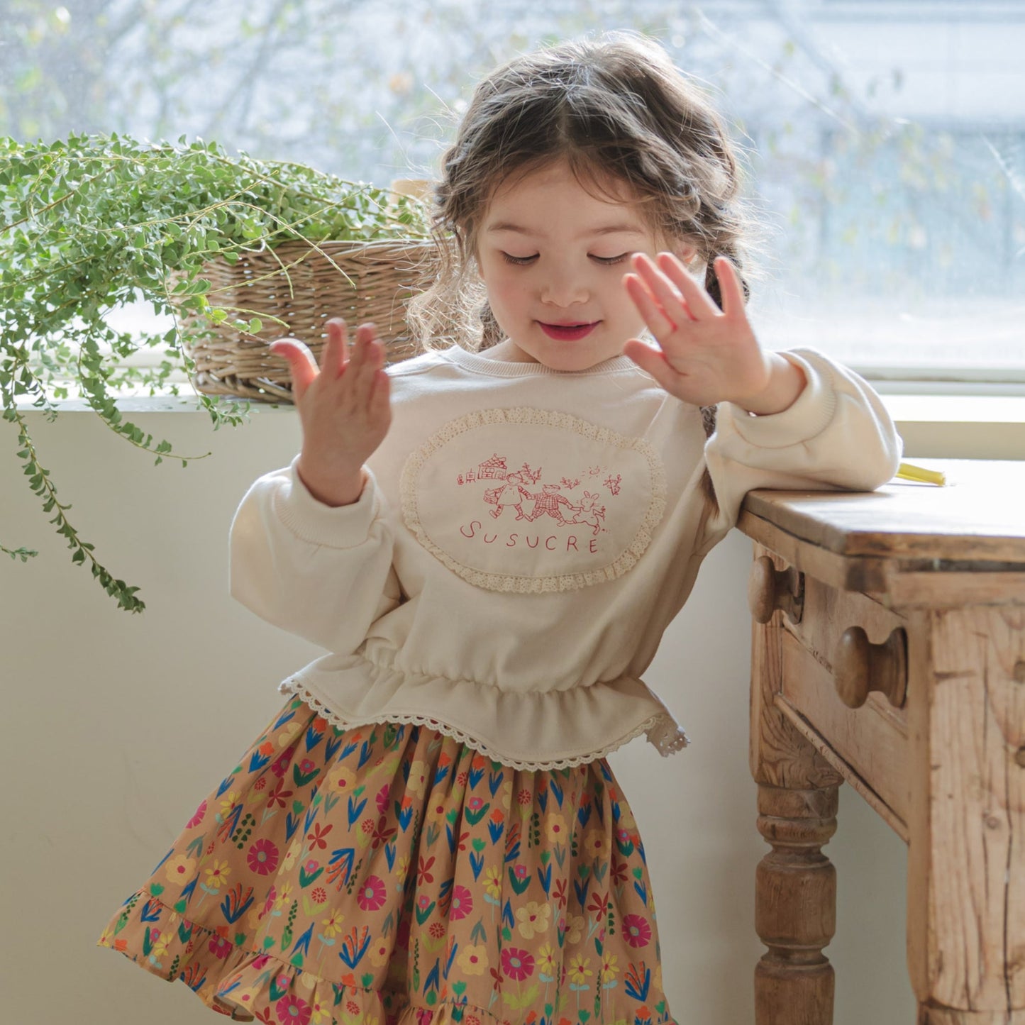 LACE PATCH SWEATSHIRT - CREAM