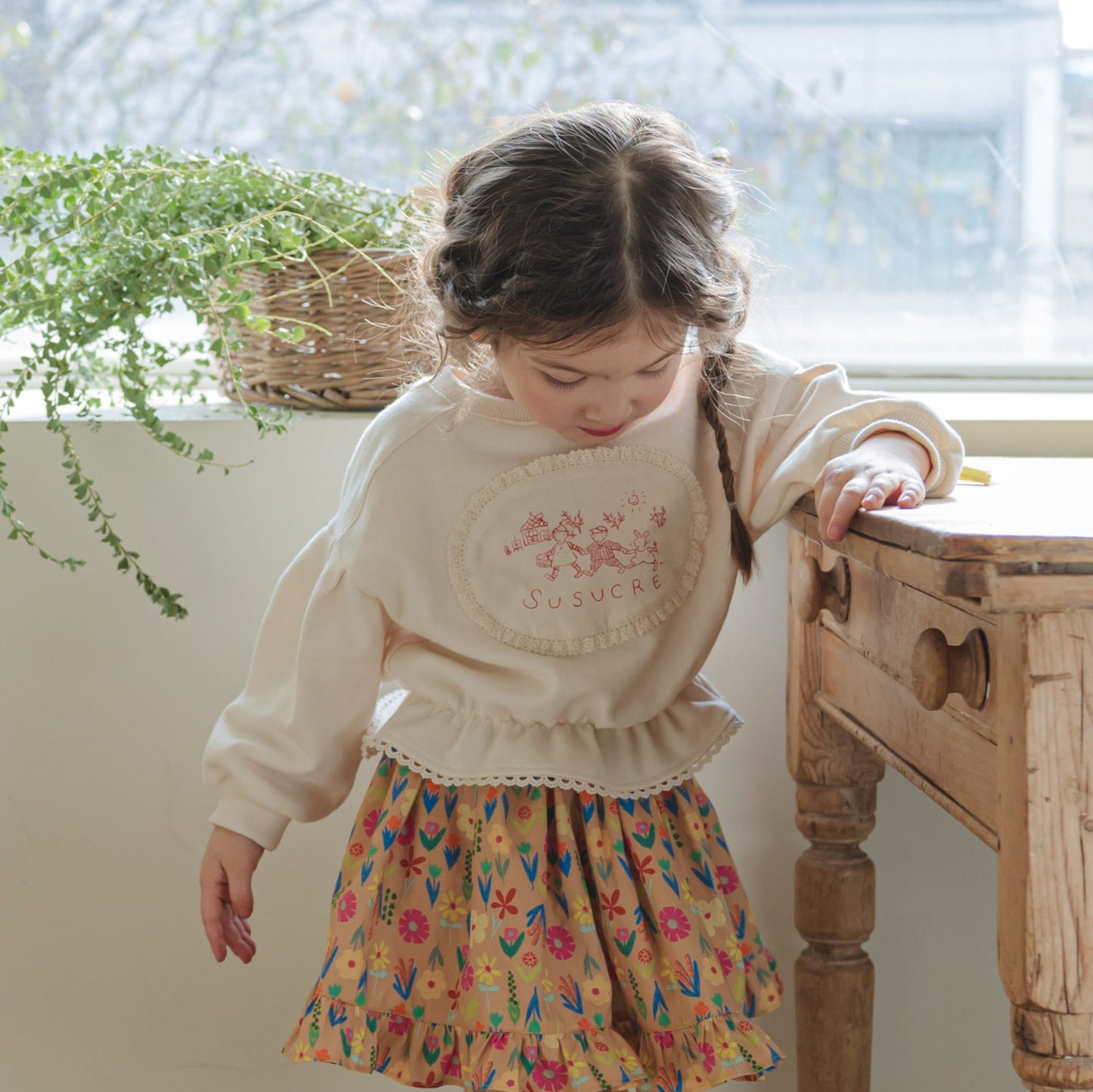 LACE PATCH SWEATSHIRT - CREAM