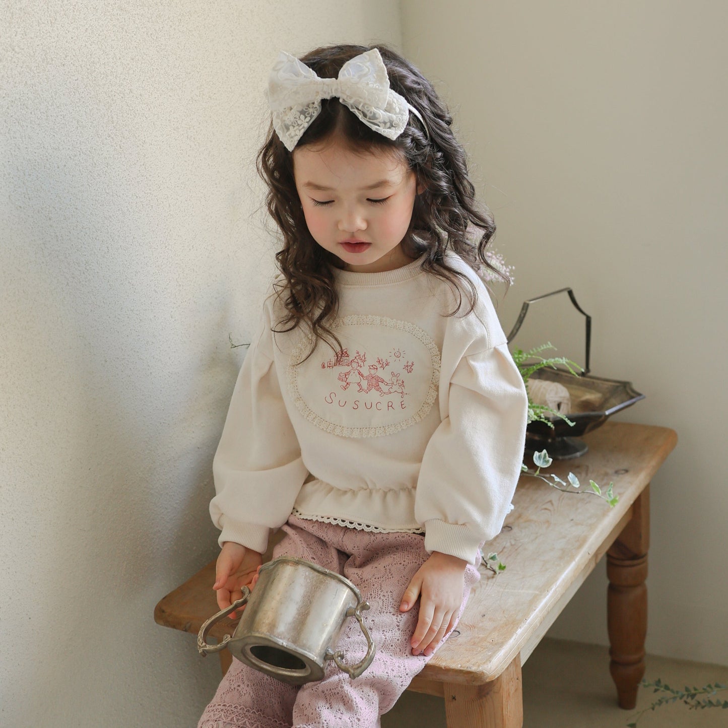 LACE PATCH SWEATSHIRT - CREAM