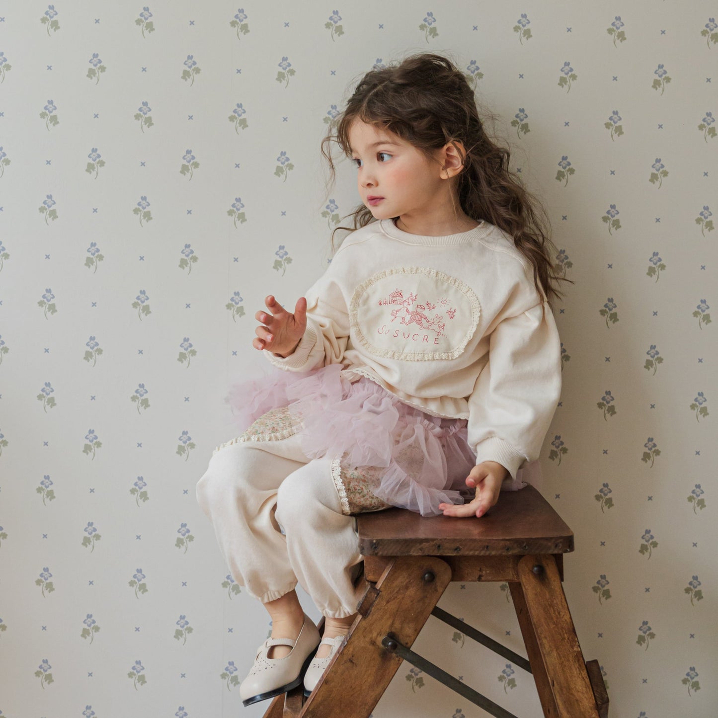 LACE PATCH SWEATSHIRT - CREAM