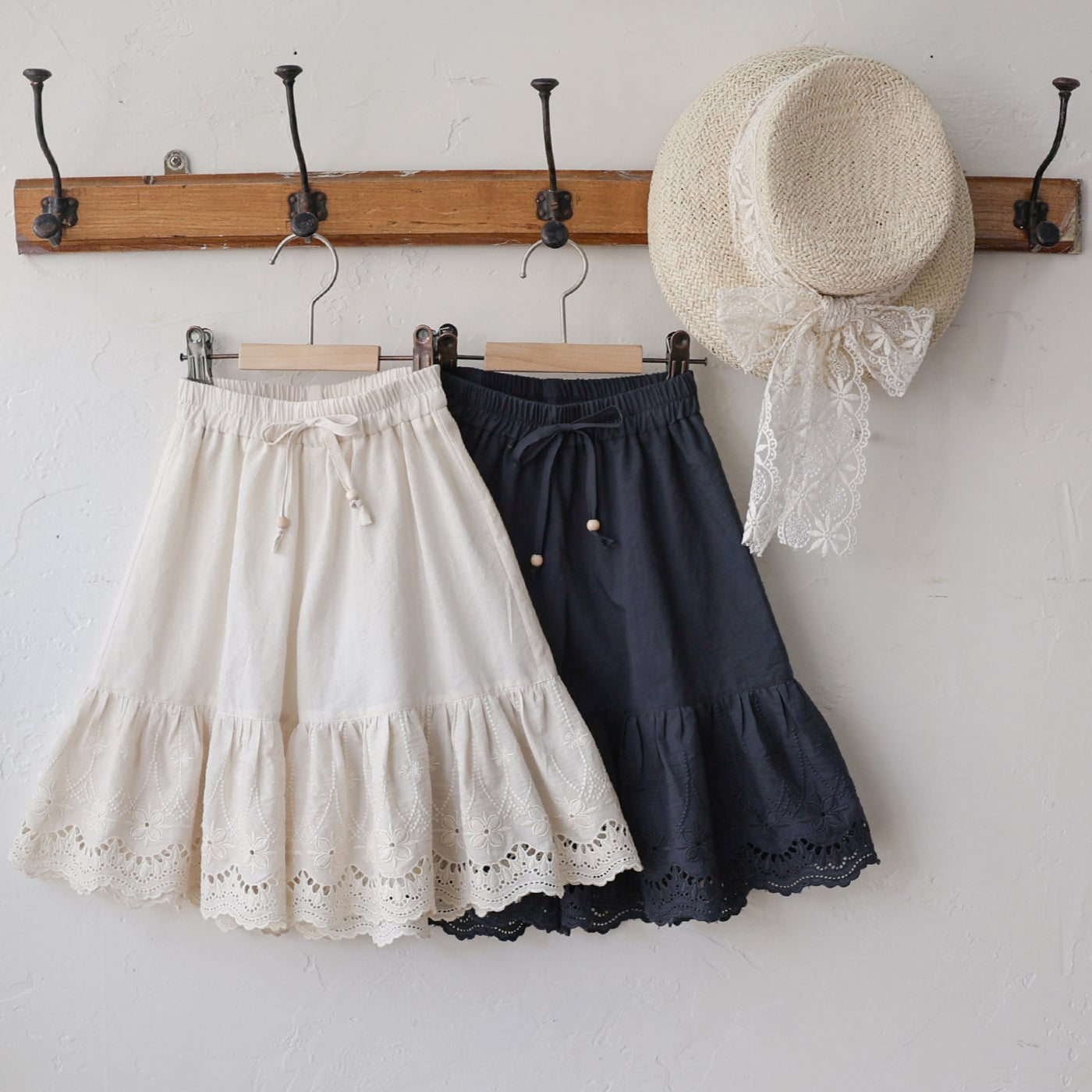 Lace Hem Flared A-Line Culotte Pants – Ivory / Navy