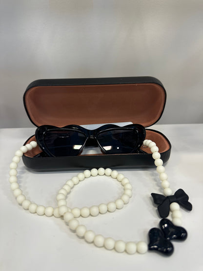 KIDS FASHION SUNGLASSES & CASE SET